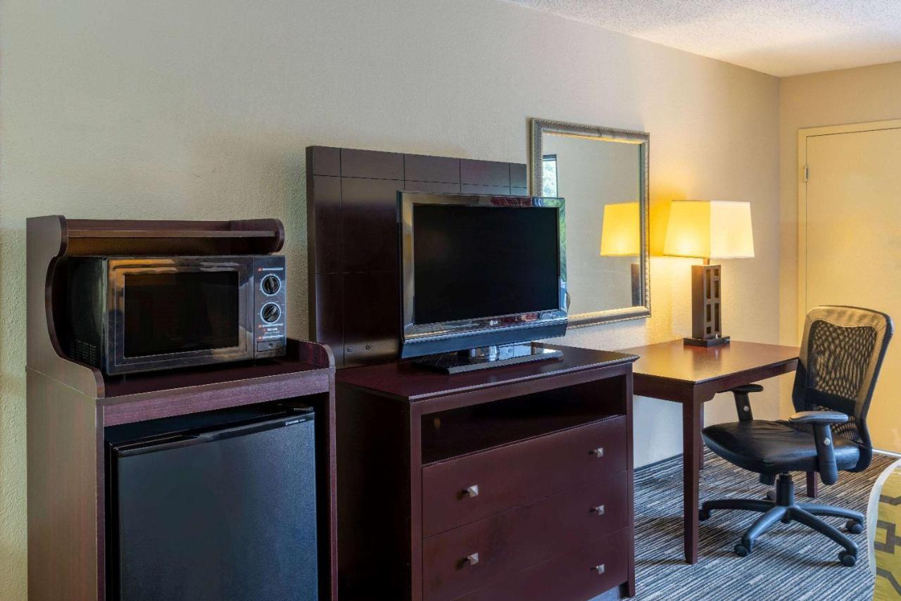 Hotel Baymont By Wyndham Columbus Ga Exterior foto